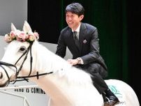 武豊が日本ダービーＰＲ発表会で〝白馬〟に騎乗　「ソダシに乗ってみたかった。念願かないました」