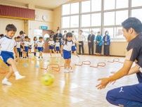 厚木はやぶさＦＣ 選手と子どもたちが交流 サッカー教室とランチで〈厚木市・愛川町・清川村〉