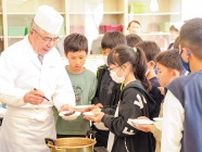 いずみ野小 料理人らが食を教える 地元産食材で新メニューも〈横浜市泉区〉