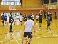 鎌倉市の中学生にプロコーチがバスケ指導〈鎌倉市〉