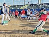 東京ヤクルト野球教室 プロが子どもたちに指南 八部球場で118人参加〈藤沢市〉