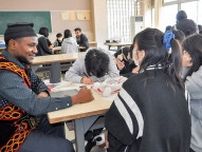 留学生と英語で交流 大根中学校１年生が〈秦野市〉