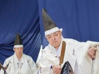 三崎海南神社 ｢食の神｣に感謝 華麗な包丁さばき披露〈三浦市〉
