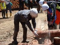 蓑毛の山で林業学ぶ コラム建設が伐採体験〈秦野市〉