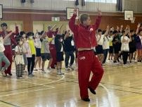 プロダンサーの指導に熱中 恩田小児童　一緒にダンス〈横浜市青葉区〉