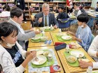 アイスランド大使 多摩市内小中学校で交流 児童生徒との交流は初〈多摩市〉