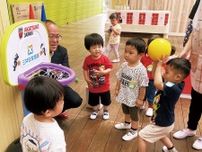 未来のバスケ選手かも　三井住友信託銀行が幼稚園にゴール寄付〈八王子市〉