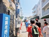 逗子市の津波避難訓練で、海の家スタッフも海岸からの避難経路を確認〈逗子市・葉山町〉