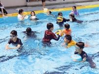 幸ケ谷小 夏休み前に水の危険学ぶ 消防署員が着衣泳教室〈横浜市神奈川区〉