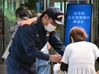 横浜市旭消防署がこのほど、区内病院で啓発活動 来院者に熱中症予防や住宅用火災警報器設置を呼びかけ〈横浜市旭区・横浜市瀬谷区〉