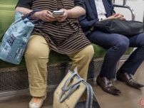 迷惑「鉄道で大開脚で座るマン」防げないのか？ “定員きっちり座れない問題”対策はあるのか