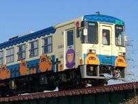 えっ…！コンビニの屋根の上を鉄道が通過!?「珍風景」真相を訪ねた結果は 滋賀県