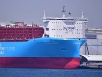 あのデカいの何だ!? 横浜港に入った「超巨大貨物船」の正体とは ベイブリッジを背に“100年の縁”