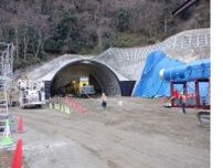 ガガガガ、ズサーッ 島内最長トンネル貫通の瞬間 2年遅れも洲本バイパス全通へ向け