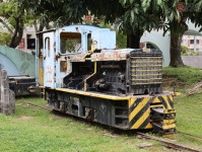 沖縄に昔から「鉄道」あったっけ…？ 那覇の保存ディーゼル機関車の謎 キモは“車両の下”にあり!?
