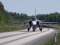「え、戦闘機が高速道路に!?」公道を派手に行き来する「グリペン」離発着訓練を公開！