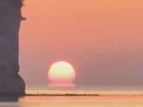 早朝の富山湾に立派な「だるま朝日」　海水温と大気の温度差によるしんきろうの一種