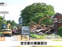 酒田市で約20年空き家の車庫が倒壊　道路ふさぎ市道が全面通行止め　重機で撤去作業（山形）