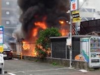 福岡市中央区大名の立体駐車場で火事　１階部分から激しい炎　複数の車両や小屋が焼ける