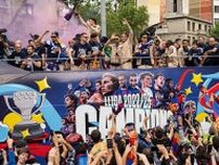 男女アベック優勝のバルセロナ、両監督が健闘称えパレードはファンで埋め尽くされたお祭り騒ぎ　