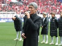 スタンドは騒然！ 吉川晃司さんが地元・広島の新スタジアムでJリーグ開幕を告げる国歌独唱「光栄です」