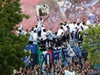 FIGC、優勝パレードでテオ・エルナンデスを侮辱する旗を掲げたダンフリースとインテルに4000ユーロの罰金処分を科す