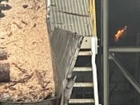 木材の加工工場の中から火と煙　消防が消火作業中　【午前6時半現在】