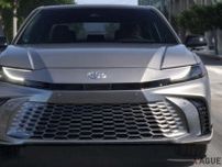 トヨタ新型「カムリ」世界初公開！ 北米で大人気のセダンが激進化　11代目は“プリウス顔”で全車ハイブリッド
