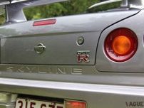 24年前の日産「スカイラインGT-R」が1億円!? なぜ国産スポーツカーは軒並み高騰？ 豪州で見つかったR34GT-Rの“数奇な運命”とは