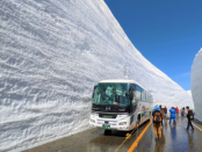 富山県と長野県とを結ぶ立山黒部アルペンルート、 4月15日(月)に全線開通！今年の雪の大谷の高さは14m！