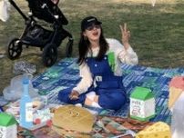 女優ソン・イェジン、17カ月の息子と愛犬と「春のピクニック」…キャップ帽にカジュアルルックで魅力あふれる日常公開