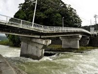 大分県日田市の国道３８６号、花月川で橋脚が傾き全面通行止め…大雨での増水の影響か