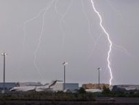 羽田空港、雷の影響で航空機が一時離着陸できず…天候の回復待ち再開