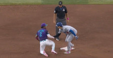 一体、何が起きた？ 大谷翔平、ハプニング後に“まさかの光景”「泣ける」「カッコよすぎ」相手野手に見せた“一瞬の行動”が話題に「これが大谷さん」