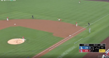 一体、何が起きた？ 大谷翔平、“爆速弾丸ヒット”で野手も飛んだ…！「捕れるわけない」182キロ“火の玉打球”を止められない
