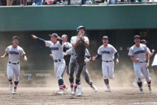 選抜王者・横浜ミラクル4強！　敗戦まであと1球から逆転サヨナラ、勝者も敗者の涙の激闘　殊勲の阿部主将「打てる気しかしなかった」【高校野球】