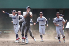 横浜、逆転サヨナラ4強「最後までやるぞと」　あと1球から…慶應戦の判定騒動を教訓に「ちくしょうと思ったけど」【高校野球】