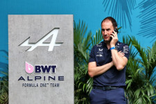わずか10カ月で退任。アルピーヌF1ボスとしてオークスが過ごした最後の3日間【F1チーム代表の現場事情】