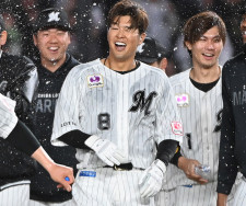 ロッテ・中村奨吾「初めてのサヨナラ打なので、打ってからどうやって水を掛けられるのか分からなくて...」／プロ初サヨナラ