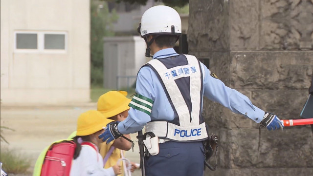 警察官が通学路に立ち 全国一斉に交通安全の街頭指導（チバテレ＋プラス）｜ｄメニューニュース（NTTドコモ）