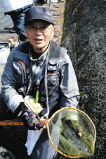 春日井の坂口さんアマゴ２９．４センチ初Ｖ　明宝・渓流釣り大会１４５人参加　岐阜県郡上市・気良特別漁場