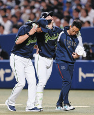 ヤクルト・長岡秀樹、出場選手登録を抹消、26日の中日戦、走塁中に負傷…右膝に手を当てながら顔をゆがめて交代