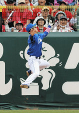 中日・上林誠知、超美技で先発・松葉をアシスト　細川に代わって入った右翼で5回に大飛球をジャンピングキャッチ、フェンス衝突もボール離さず