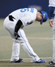 中日・細川成也にアクシデント 一塁へ全力疾走の途中に失速、右太もも裏を気にするしぐさ １軍昇格の鵜飼航丞と交代
