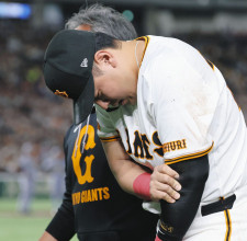 巨人・阿部監督「たぶん駄目だね」岡本和真、左肘筋損傷で長期離脱へ　「いるメンバーで何とかやるしかない」