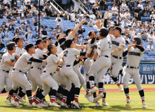 横浜、ライバル・東海大相模を破り春の神奈川を制覇　公式戦25連勝を10回タイブレークサヨナラ勝ちで飾る【高校野球】