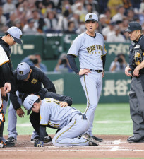 阪神・中野拓夢への死球めぐり東京ドーム騒然…藤川監督はベンチから出るも巨人・阿部監督からの言葉で矛収める