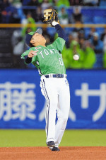 ヤクルト・赤羽由紘がまさかのフライ落球で先制点献上　ベンチに戻りかけた先発・高梨はびっくり