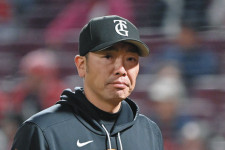 巨人・阿部監督、「いい働き　今後も楽しみ」移籍即先発でホームランのリチャードたたえる　延長12回で力尽きるも「全員で頑張った」
