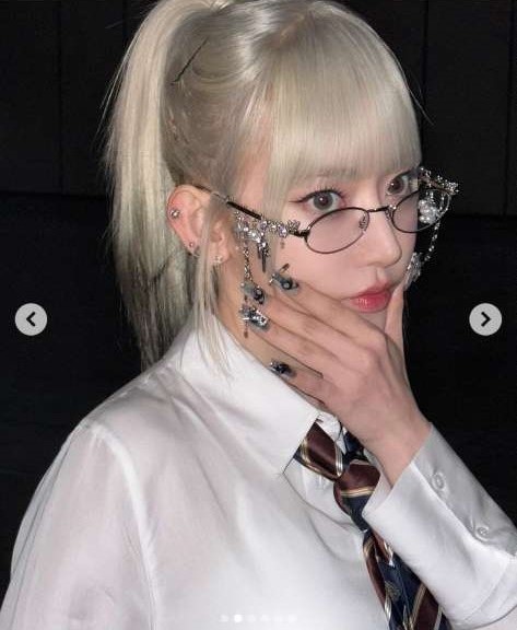 LE SSERAFIM・宮脇咲良、金髪ポニテ&眼鏡のかわいすぎるビジュアルを披露（DailyNewsOnline）｜ｄメニューニュース（NTTドコモ）